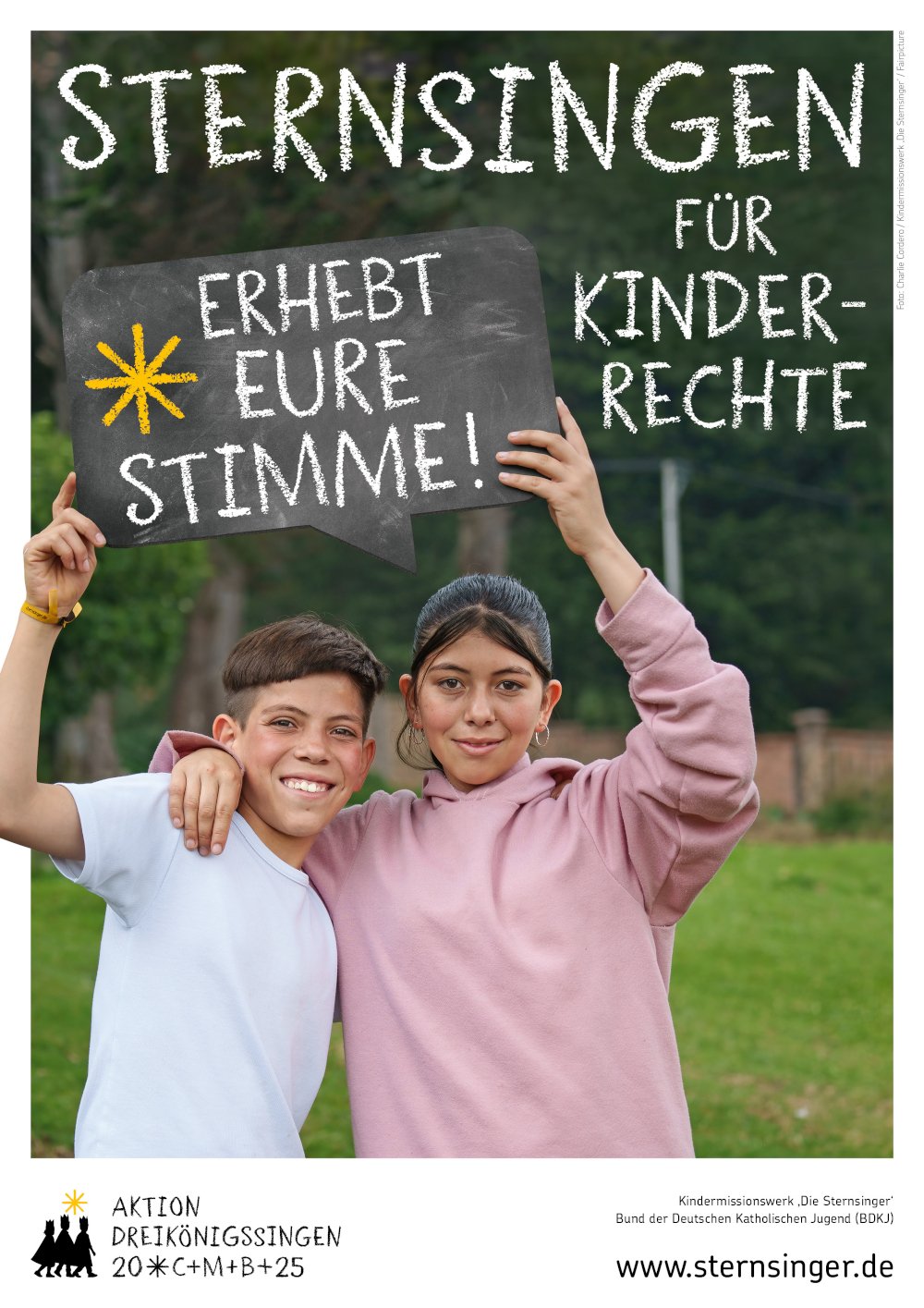 Sternsingeraktion 2025: Erhebt eure Stimme! – Sternsingen für Kinderrechte (Plakat) (c) Charlie Cordero / Kindermissionswerk / Fairpicture